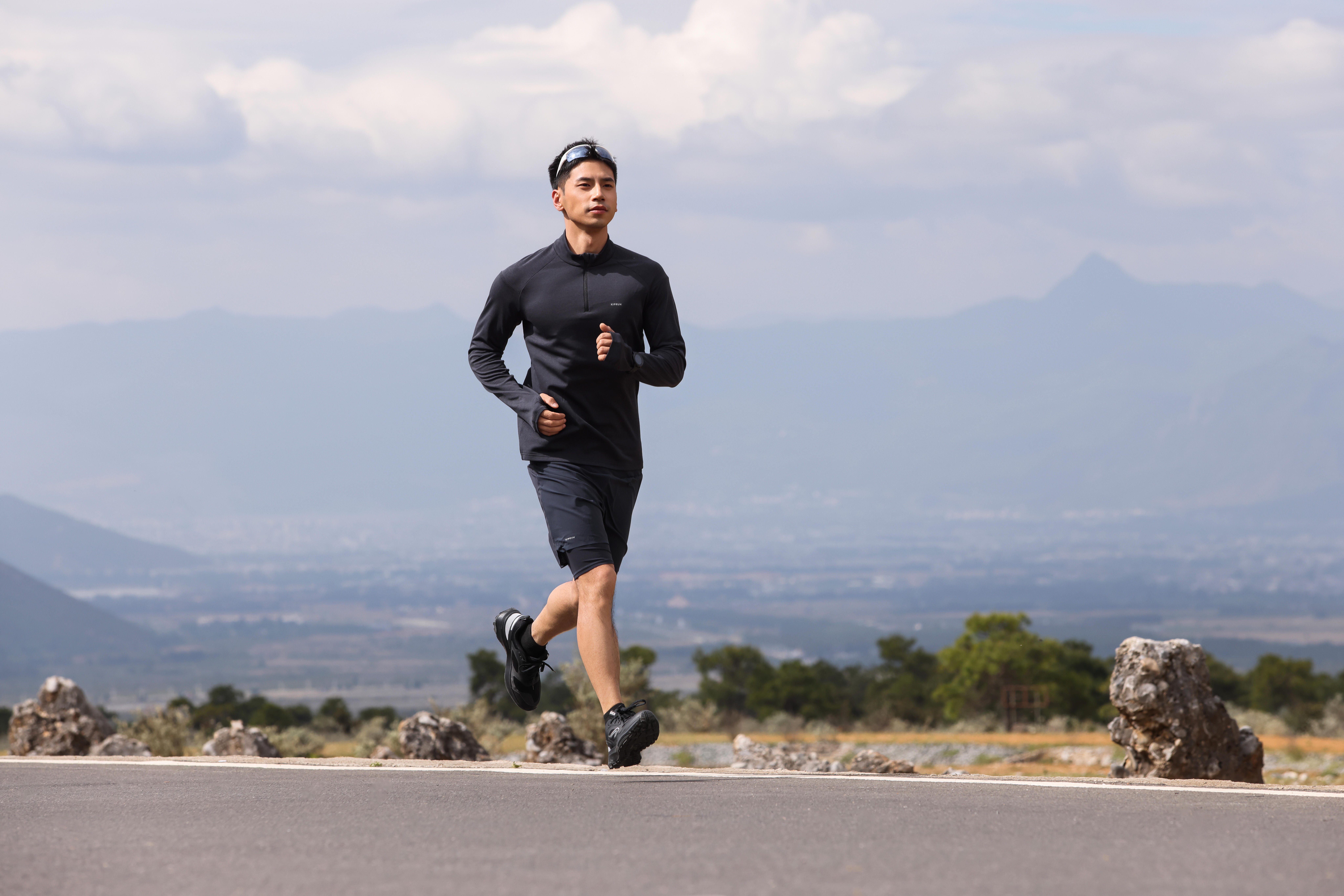 Playera manga larga 1/2 cremallera cálida transpirable H Kiprun Run 100 negro